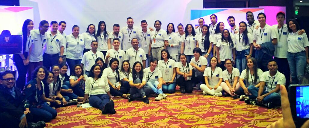 EEColombia2020's tweet photo. Felicidades a los 50 radialistas que se graduaron en el diplomado "Señales de Paz" que culminó hoy en Bogotá. @mincultura https://t.co/ljiYvc0GqD