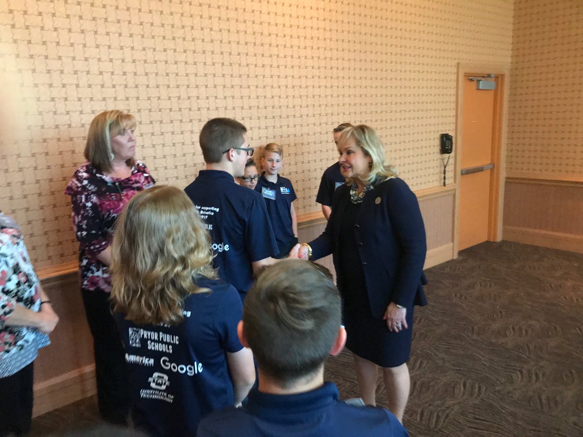 GovMaryFallin's tweet photo. Such a pleasure to meet with students from Pryor Elementary Schools. An impressive group of young leaders! https://t.co/Du8dfUq2wx