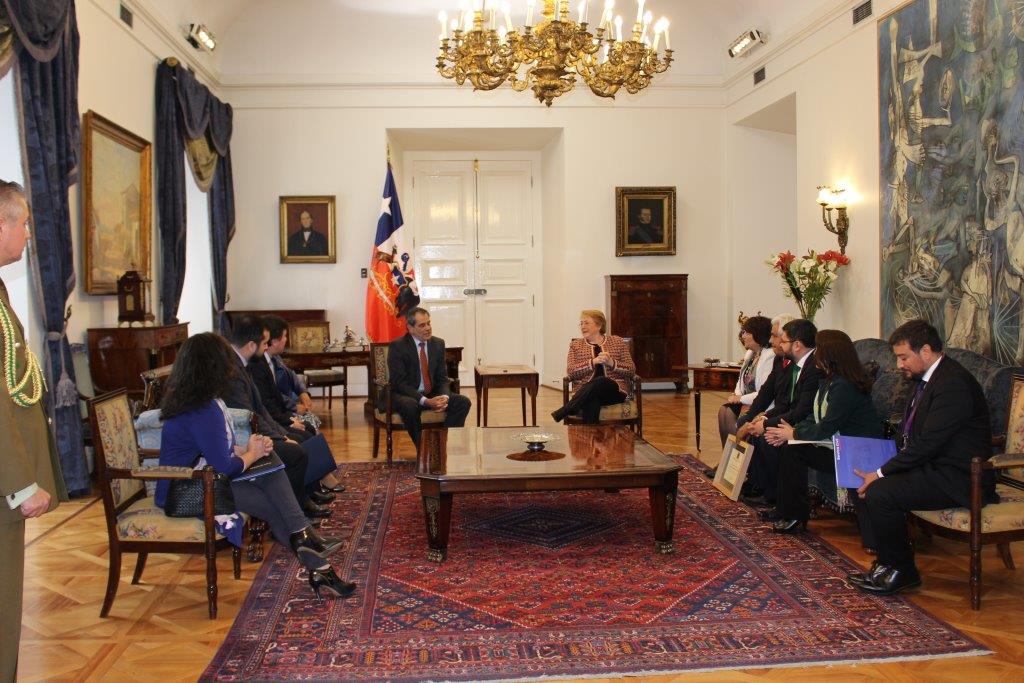 ServicioCivilCL's tweet photo. Presidenta Bachelet entrega Premio Anual por Excelencia Institucional al @tesoreriachile, @SERNAC.Chile y @mineduc #PAEI2017 https://t.co/Ieq2vxZoYs