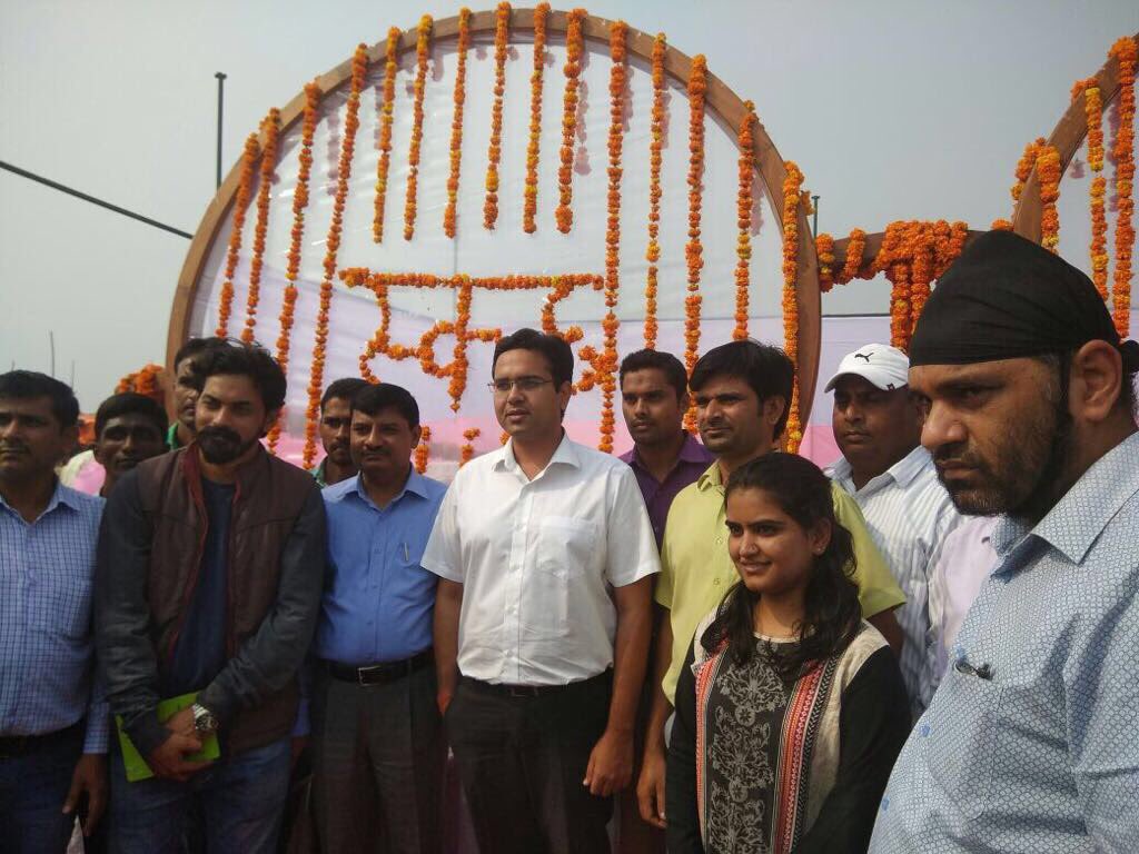 ANI_001's tweet photo. #Amroha #WorldRecord #LargestSpectacles #tigrimela #SBM https://t.co/7tRajrtguW