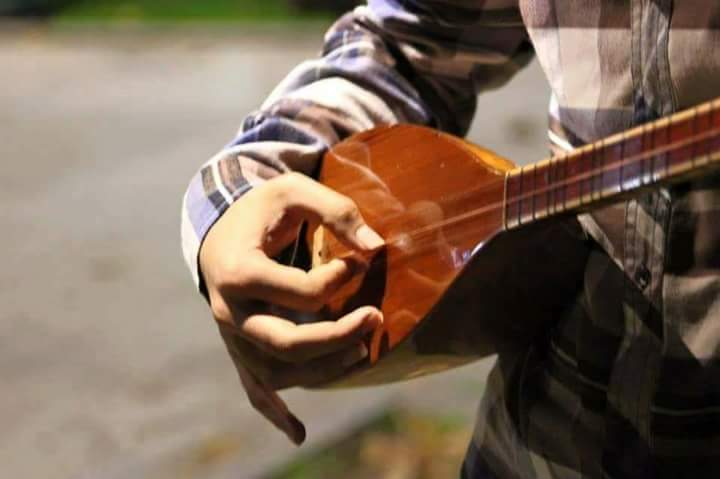Açmıssan gözlerini yeniden aydınlık sabahlara,
Hala bitmemiş bir seyler var demekki..

Vakit...
Umudu bol türküler yakma vaktidir belki..