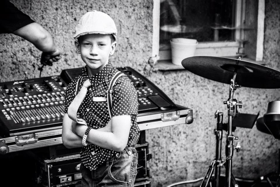 artwalkerstyle's tweet photo. #tbt: S/W Fotografie.
Es wird sich zeigen, was dieser junge Mann eines Tages wird. Aber er wird dabei Spaß haben 😁 https://t.co/5wHEx8xJLz https://t.co/M3qdmzUl9V