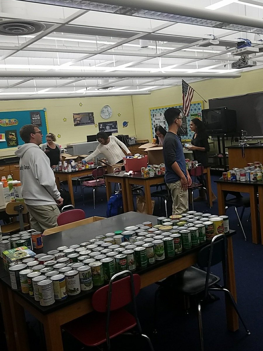 GLHSinteract's tweet image. Trick or Treat for cans went great!

#glhsinteract