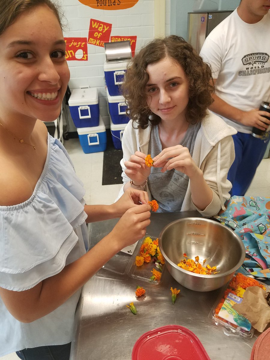 WaltonsWorldPhD's tweet photo. Last period of the day! @AHHSmules immersion students did an amazing job.  #FinalProduct #LoadsOfLearning #TonOfFun https://t.co/8yTk89hzFU