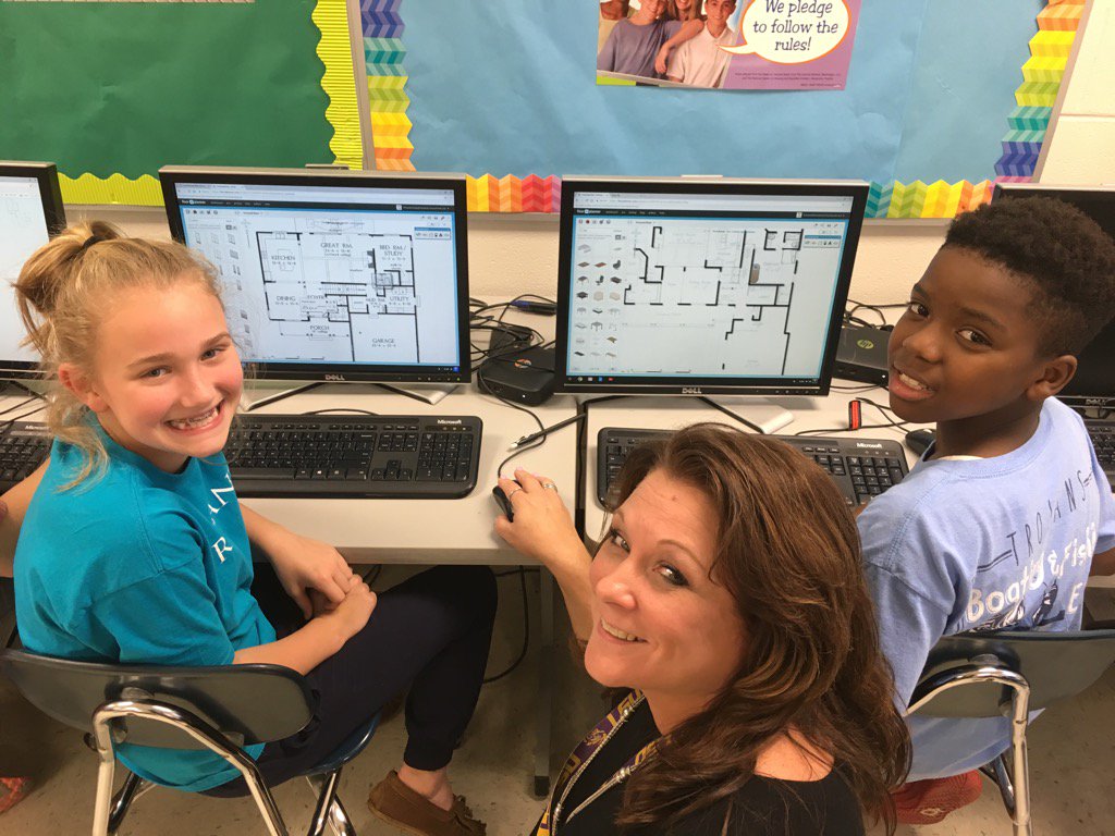 CHMS students using Floor planner to design &amp; price new homes out in her money matters class@TroyCitySchools