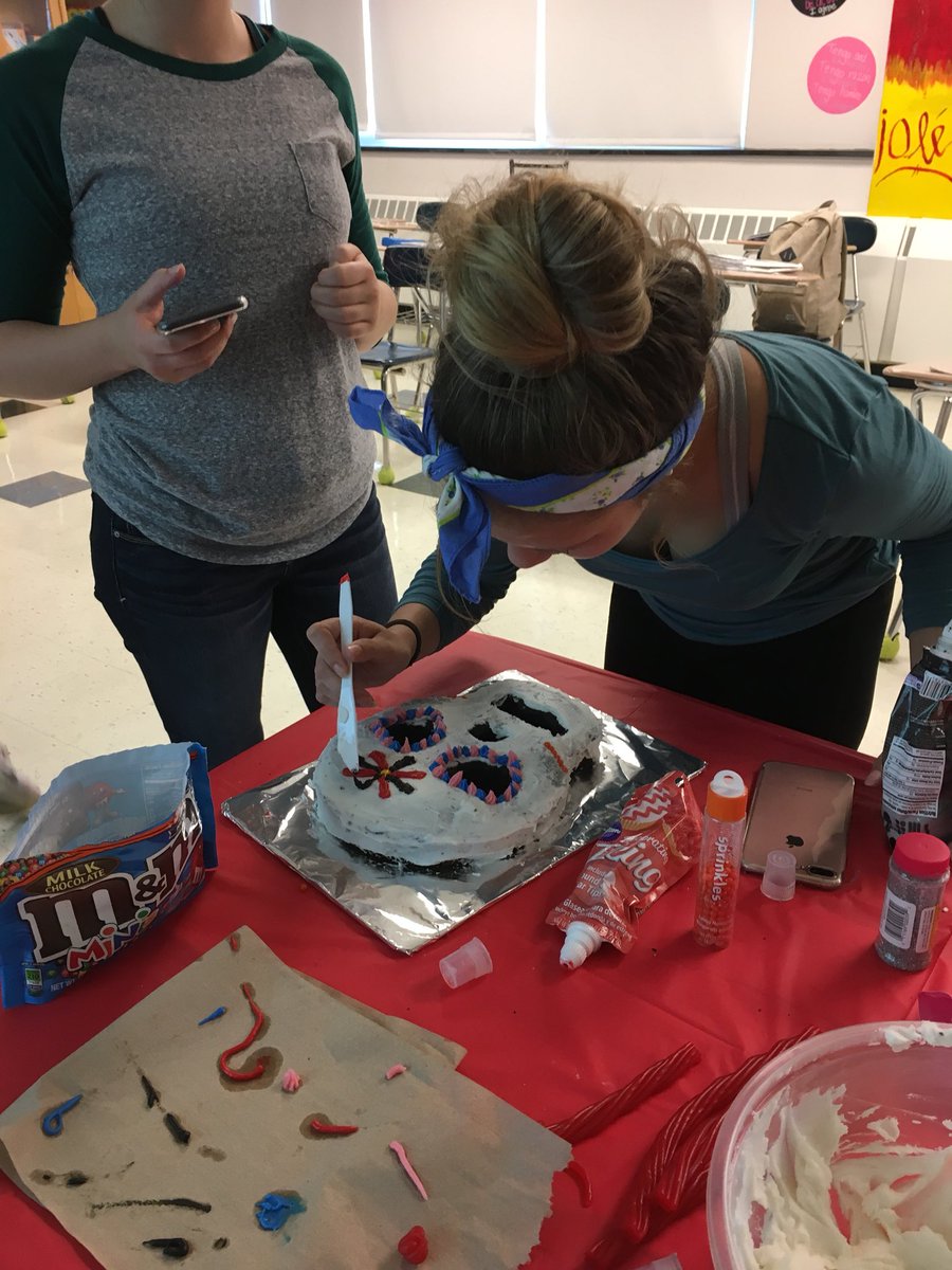 MaSpanish4's tweet photo. Getting ready for Foreign Language Honor Society Induction tonight!  Such creative students!#amoespañol4 #tengolosmejoresestudiantes https://t.co/sUuEMOcN9v