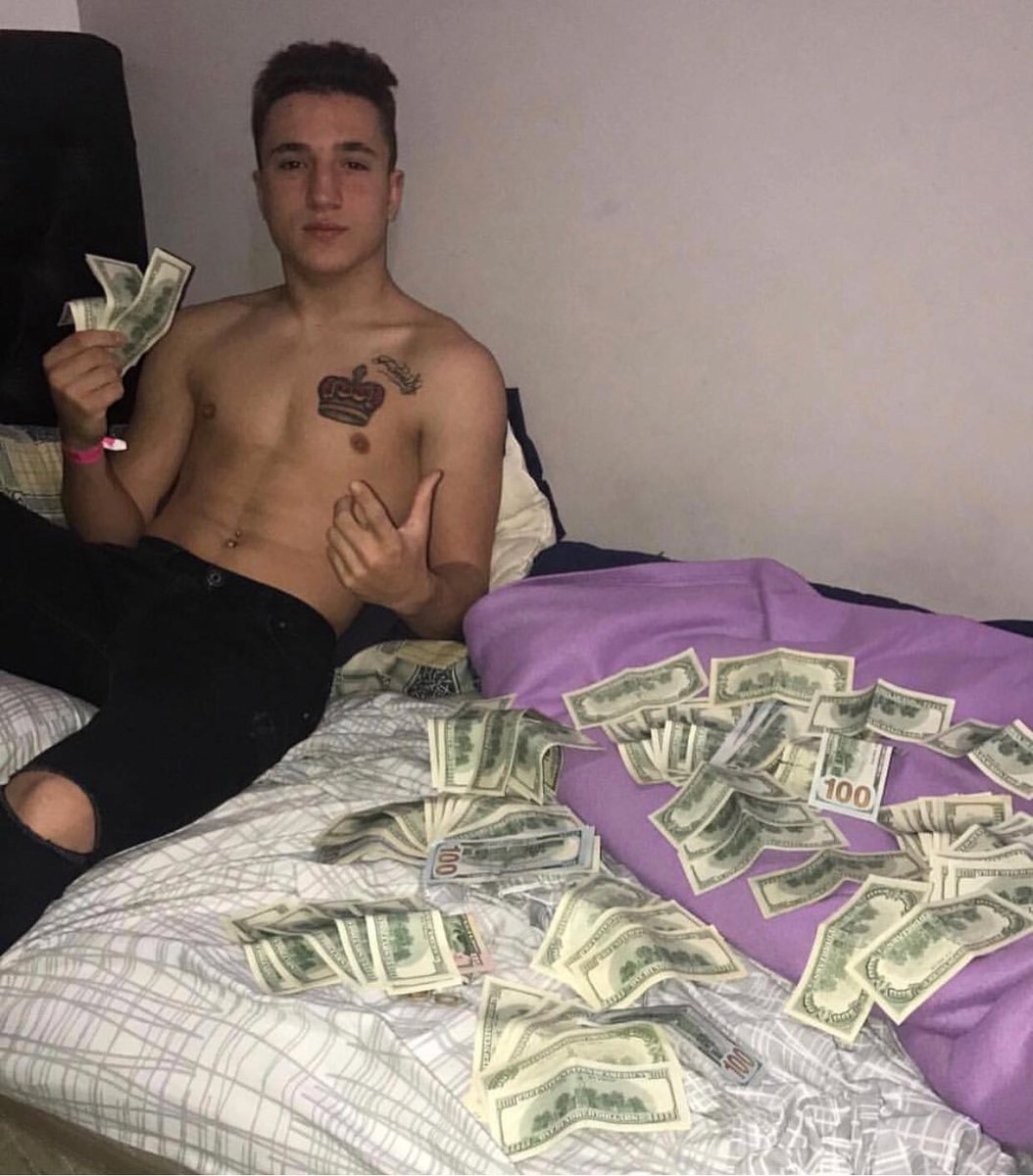 Daro2Santos's tweet photo. El es matias isaurralde, golpeo a un pibe x ser homosexual, es de lanus, tiene un bmw patente CCB198, la gente del sur ayudeme a ubicarlo. https://t.co/3bBKHgu8xQ