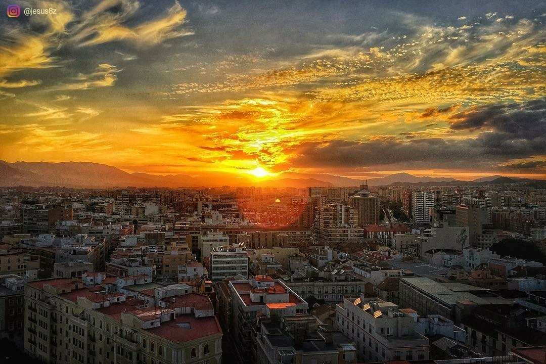 mlgmediterranea's tweet photo. Preciosa puesta de sol en #Málaga desde la @NoriaPrincess, con vistas a la zona noroeste de la ciudad.

📸 Jesús Fernández
https://t.co/zYg71Xlka4 https://t.co/FErBEENOiW
