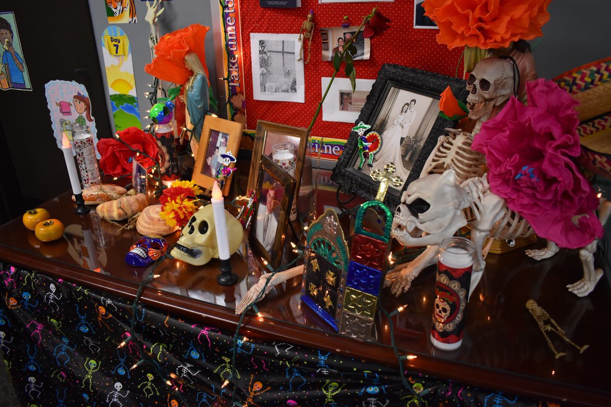 SRLChulaVista's tweet photo. Dia de Los Muertos altar made by kindergarten #DiaDeLosMuertos #DayoftheDead #stroselima #chulavista #mexico https://t.co/XOskpXKE0Z