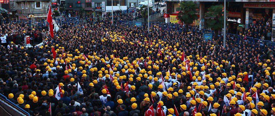 yaziyor_org's tweet photo. Türkiye Taş Kömürü Kurumu'nun Özelleştirmesine Karşı Mücadele Veren Maden İşçilerinin Yanındayız!

Madenci Bu Torbaya Sığmaz! https://t.co/iYeLOprc4b