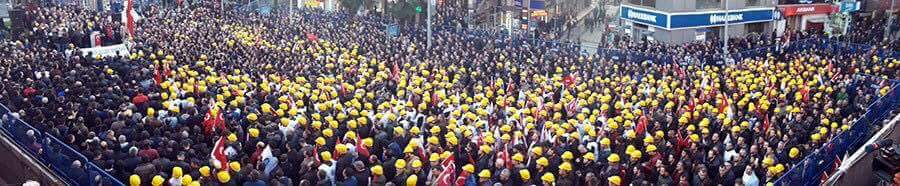 yaziyor_org's tweet photo. Türkiye Taş Kömürü Kurumu'nun Özelleştirmesine Karşı Mücadele Veren Maden İşçilerinin Yanındayız!

Madenci Bu Torbaya Sığmaz! https://t.co/iYeLOprc4b