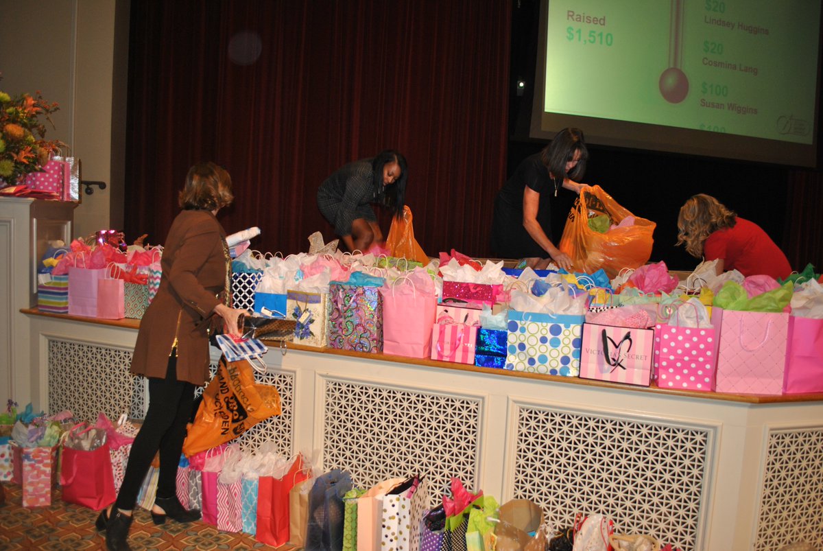 unitedwaycv's tweet photo. 2017 Power of the Purse luncheon was a success! 2,200+ undergarments were collected for local women in need. #POP2017 https://t.co/wKkVROsQEw