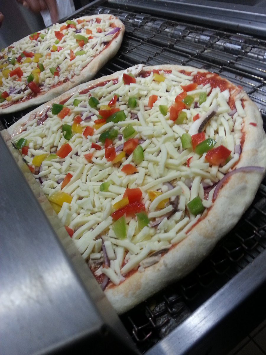 arisstique's tweet photo. Allez hop au four les végétariennes au four ! #mitryMorry #diffaPizza https://t.co/7cFwB0MI97