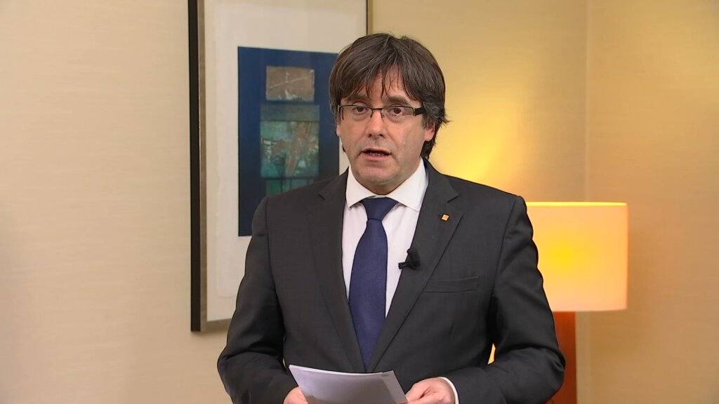 3CatInfo's tweet photo. ▶ El missatge íntegre que Puigdemont ha fet després de l'empresonament dels 9 consellers https://t.co/CHWR9W1VW4 #GovernPresóTV3 https://t.co/G9xRULNvq5