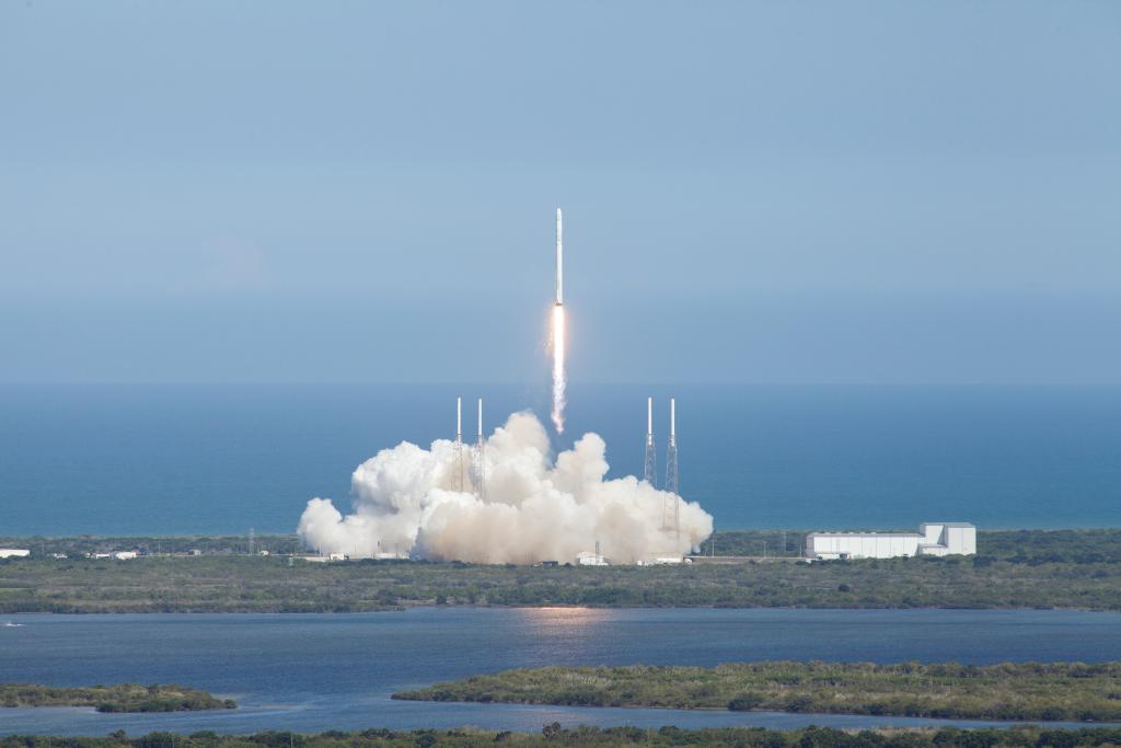 NASA's tweet photo. Like rockets &amp; social media? Apply to attend a #NASASocial for a Dec @SpaceX #Dragon cargo launch to @Space_Station: https://t.co/HWHujMAhvh https://t.co/ezZ2nJdw6M