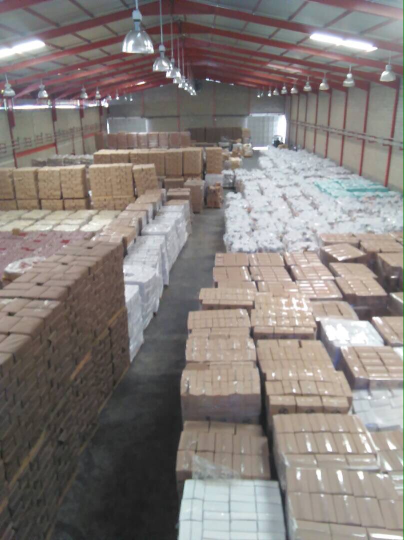 Flori2012's tweet photo. La "Guerra económica" del "imperio"se crea en los galpones de Francisco Ameliach... ☹️#Valencia toneladas de alimentos y niños desnutridos! https://t.co/9dSOr5p0SU