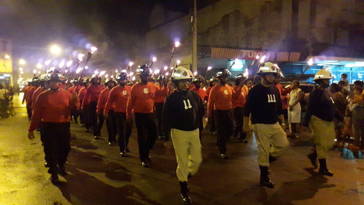 <a href="/bomberoscolon/">bomberoscolon</a> realiza paseo de antorchas por las calles de la ciudad de Colón, participan autoridades de la provincia. #MesdelaPatria