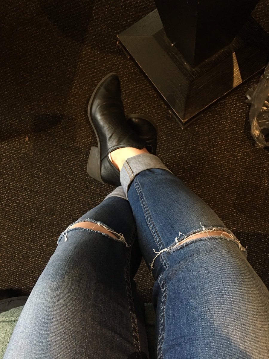 ashlyne_mcinnes's tweet photo. Business idea: ripped knee jeans aimed at people under 5’4 #shinripsarethenewblack https://t.co/o5KXBLmMDd