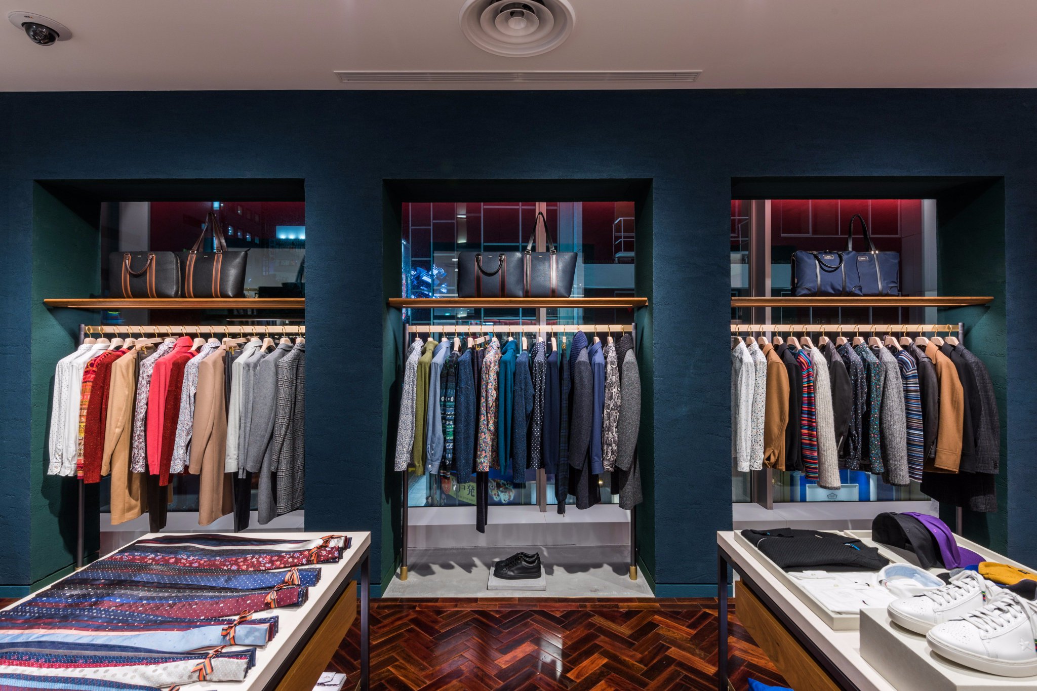 Paul Smith Japan 11月4日 土 上野 Parco Ya 2 F にポール スミス パルコヤ上野店がオープン 赤い壁面のファサードが目を引く開放的な雰囲気で ウッドとコンクリート素材を組み合わせたフロアが印象的です Paulsmith 上野