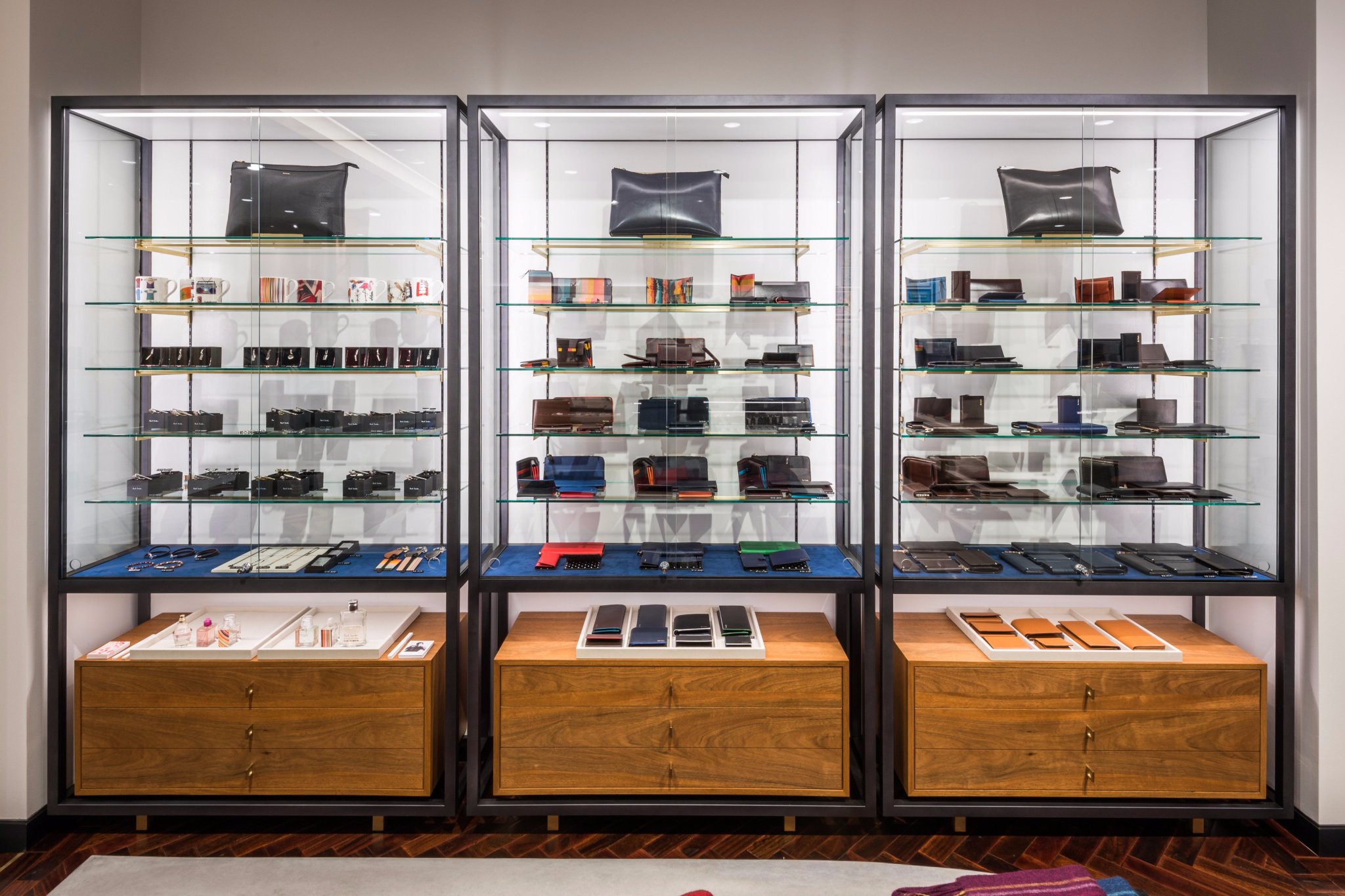 Paul Smith Japan 11月4日 土 上野 Parco Ya 2 F にポール スミス パルコヤ上野店がオープン 赤い壁面のファサードが目を引く開放的な雰囲気で ウッドとコンクリート素材を組み合わせたフロアが印象的です Paulsmith 上野