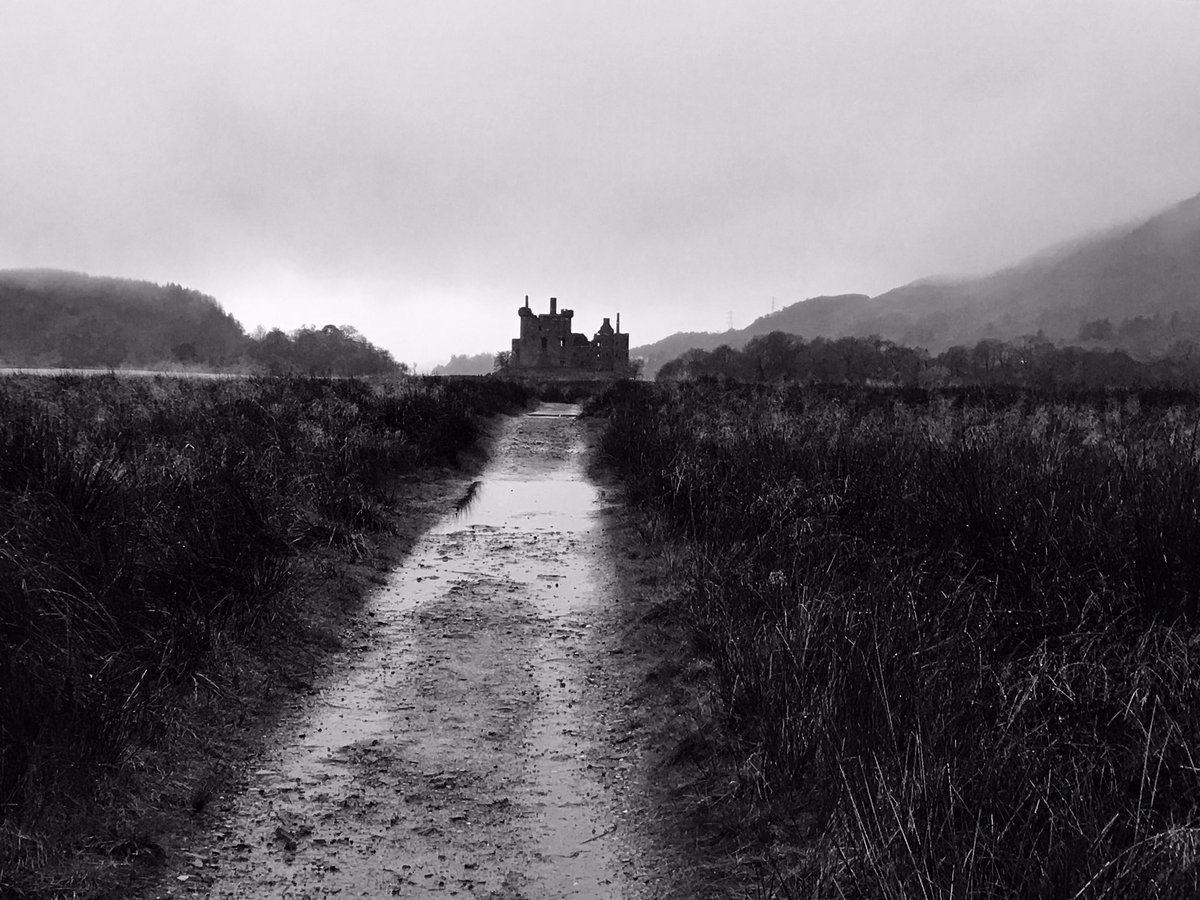 SueShields3's tweet photo. Kilchurn Castle looking good in the evening light @UndisScot https://t.co/NoAIG1niJj