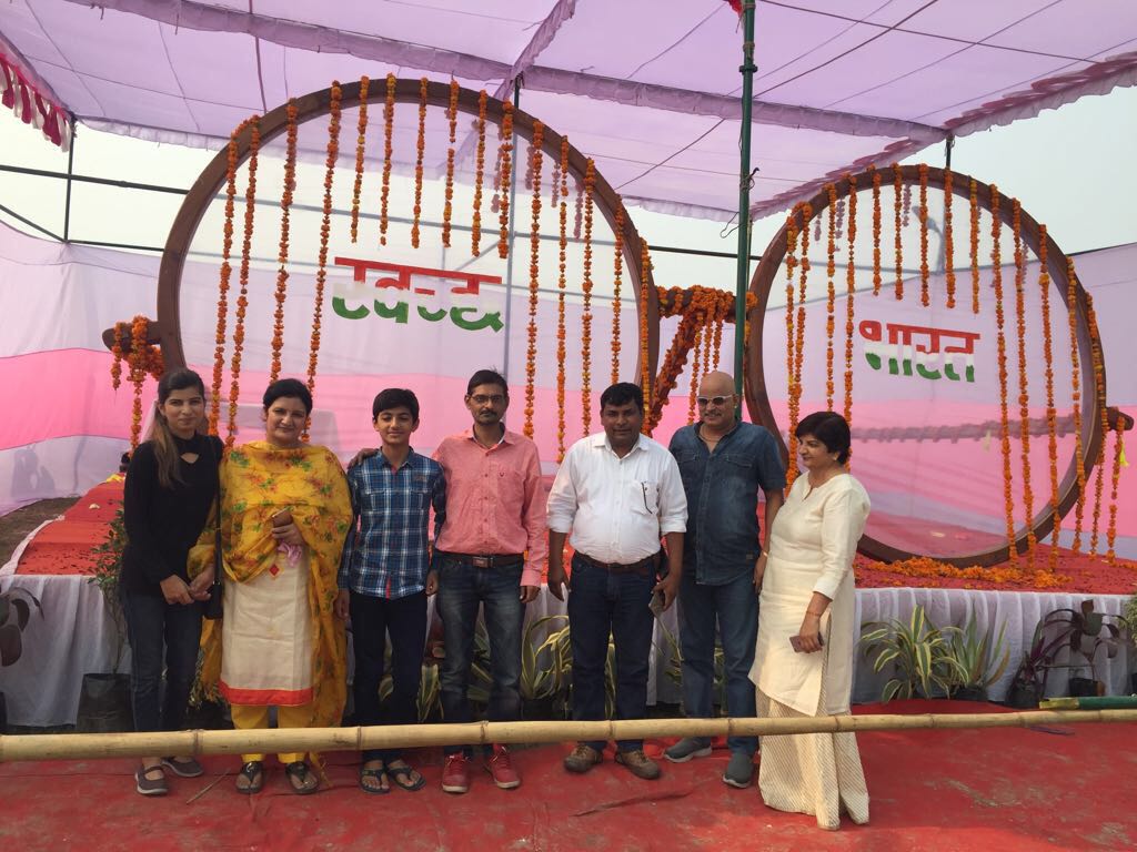 tawanug's tweet photo. On occassion of #TigriMela #SwachhBharatMission team #Amroha made #worldrecord of Gandhiji's #largestspectacles. Great work people 🤜 https://t.co/jFiCzZQw8O