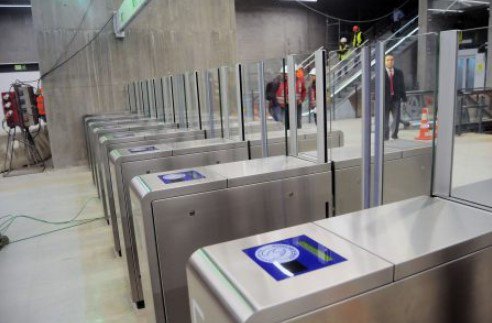 Línea 6 ya sufrió los primeros daños de parte de pasajeros. goo.gl/of6JtR