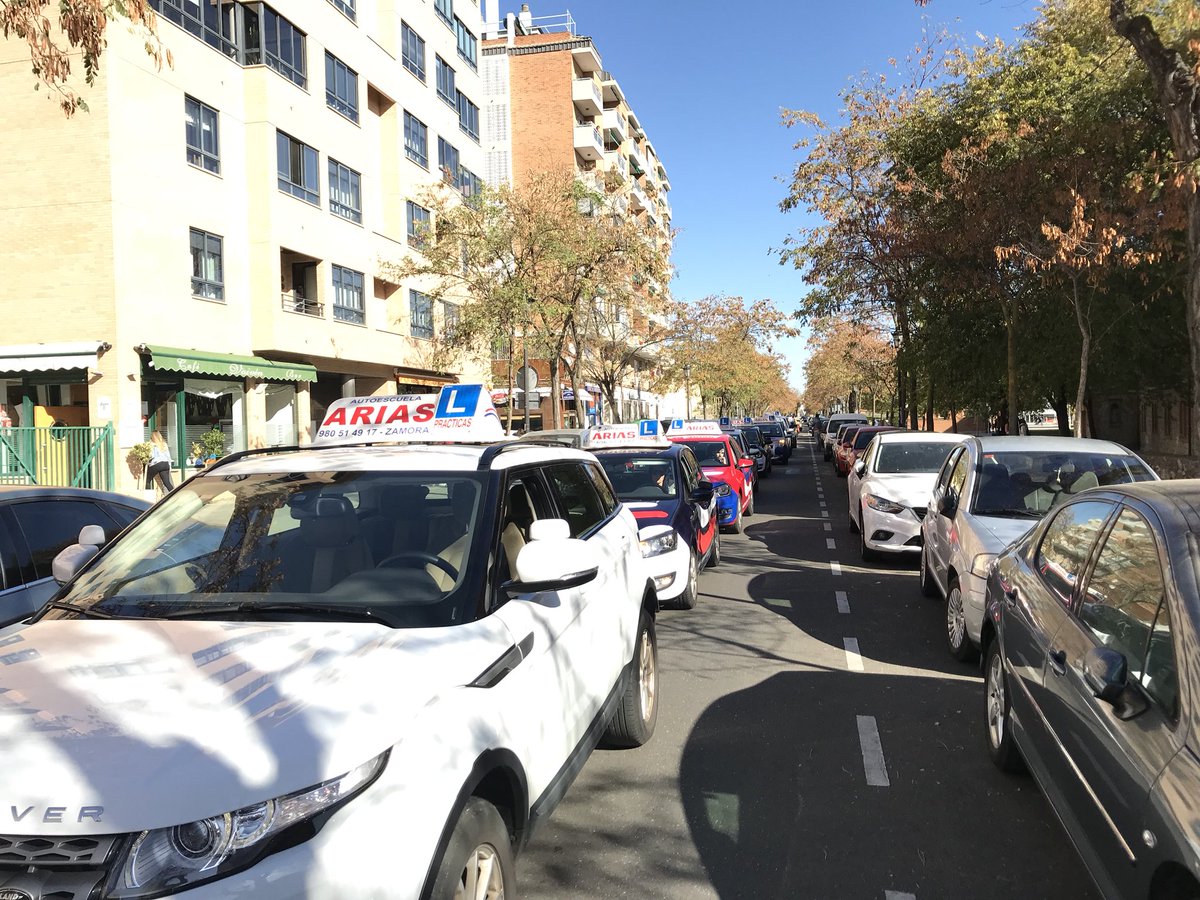 AutoAriasZamora's tweet photo. Manifestación  para pedir  el fin de la huelga de examinadores que tanto afecta a nuestros alumnos y al sector #Zamora #AutoAriasFormacion https://t.co/IpifSZkboT