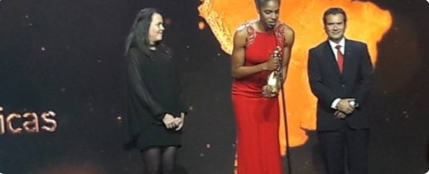 ElNuevoPais2026's tweet photo. Galardonada Yulimar Rojas como mejor atleta femenina de América en los ANOC Awards 2017. https://t.co/NT5z2UfZJ2 https://t.co/TG1puZ4r3n