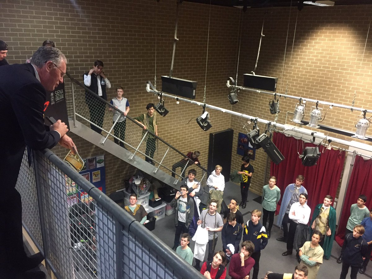 MrTCollo's tweet photo. Mr Finn congratulating Middle Years students on an excellent performance in the Robin Hood Files @WhitefriarsColl #WFCLearning 👏🏻👍🏻 https://t.co/dALMmCWQdW