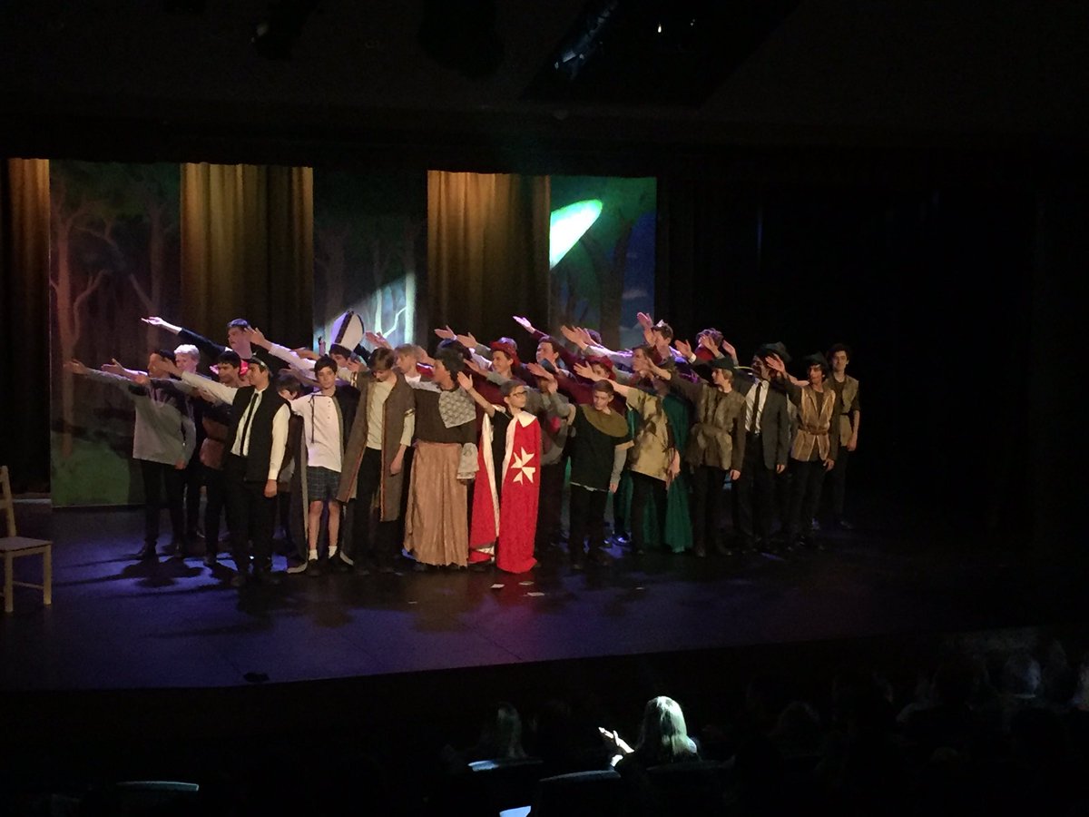 MrTCollo's tweet photo. Mr Finn congratulating Middle Years students on an excellent performance in the Robin Hood Files @WhitefriarsColl #WFCLearning 👏🏻👍🏻 https://t.co/dALMmCWQdW