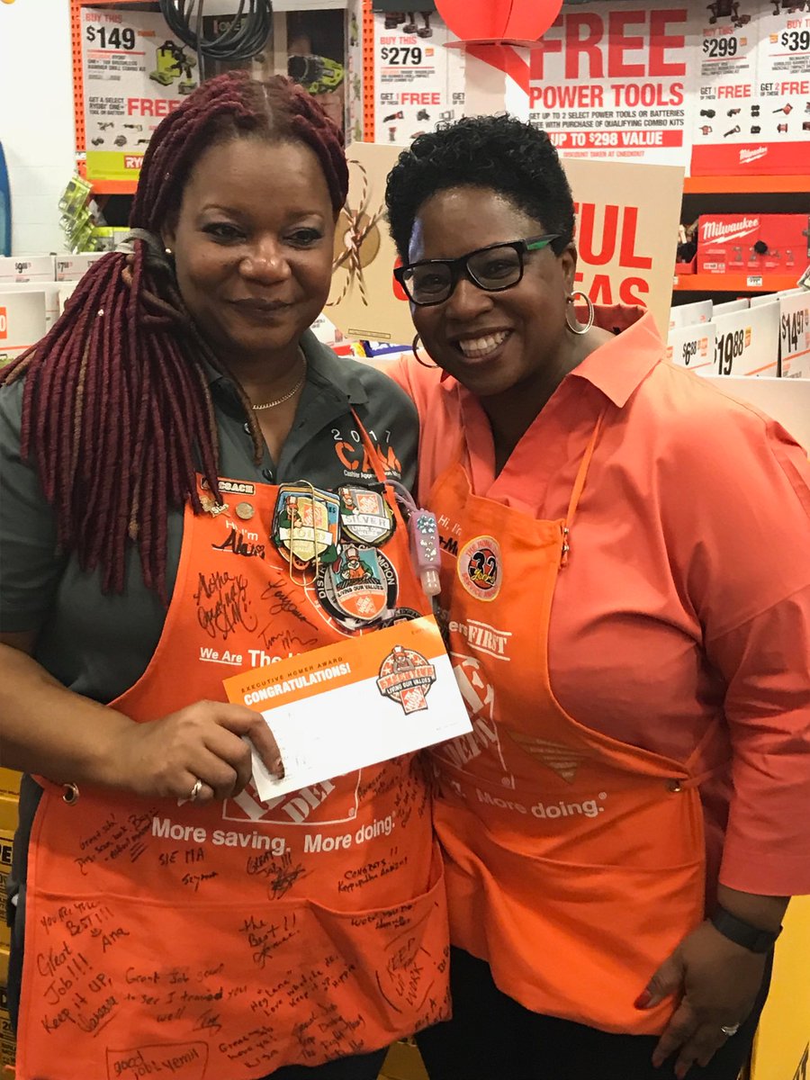 What a pleasure to recognize Alethia our superstar cashier @ store 934! Executive award for being a top notch performer.