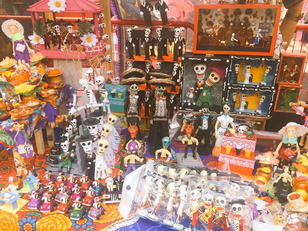 mirellemontes's tweet photo. El pueblo de la huesuda presenta..... #LasCalacas #Barro #Artesanías #Noviembre https://t.co/vglIeiIGMh