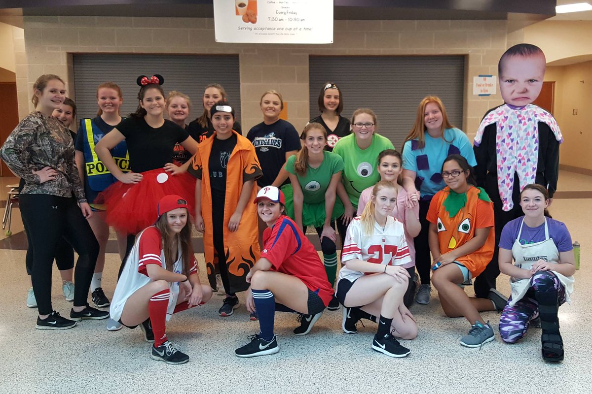 palmyrasb's tweet photo. Softball Halloween Workout. Some crazy characters in that crew. #HardworkAndFun https://t.co/o7hqYvVpPH