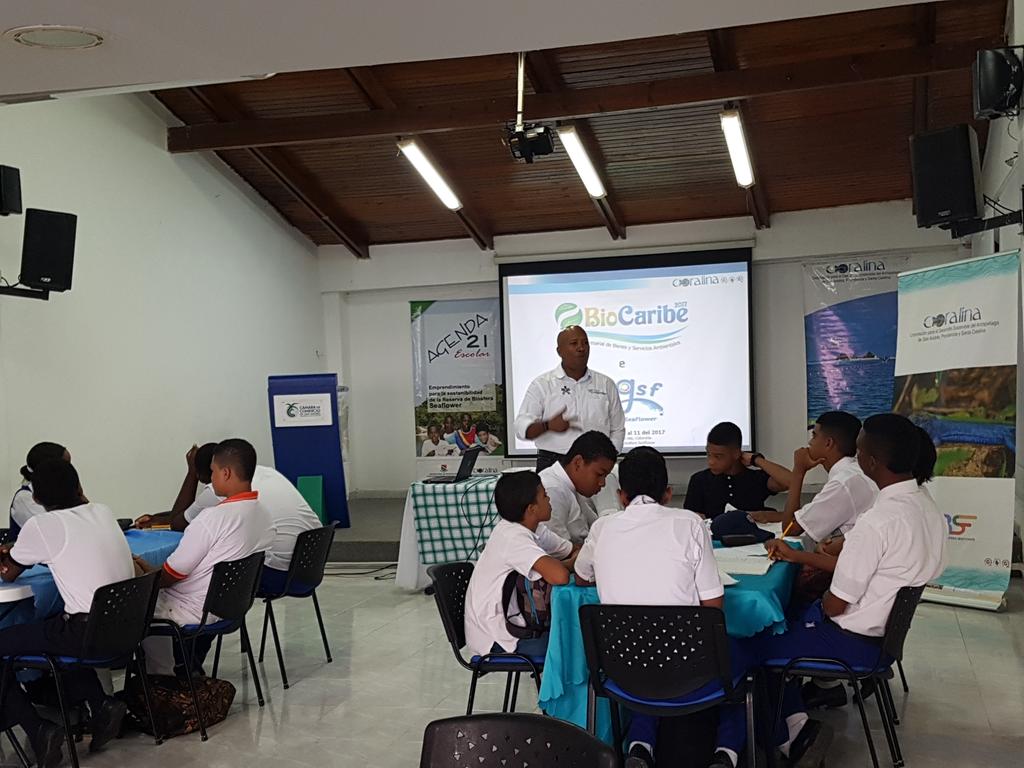 coralina_sai's tweet photo. En el Bootcam para incentivar la participación de los jóvenes en #BioCaribe2017 e #ImageSeaflower https://t.co/qjhJq81quw