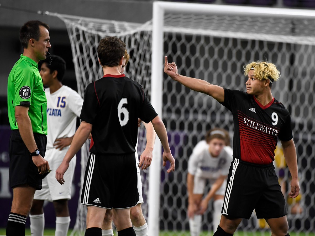 Stillwater High's Jorge Malon was ejected late in the second half after giving an official the finger. #mshsl <a href="/StribSports/">Star Tribune Sports</a> <a href="/David_LaVaque/">David La Vaque</a>