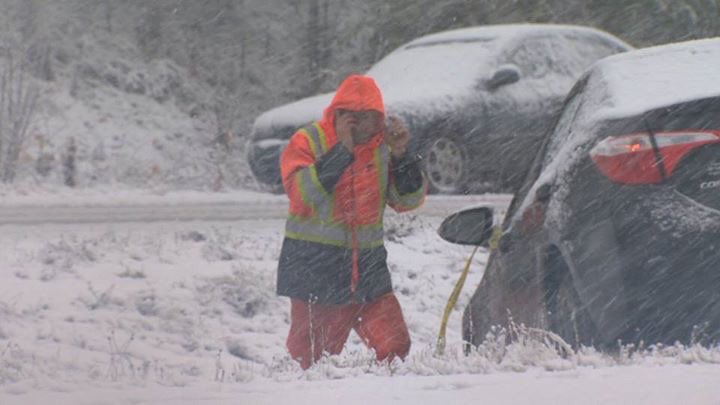 MichelleAlksne's tweet photo. #comoxvalley 1st #snowfall of #2017 in #November. Yuck https://t.co/JhfsHZL6Jr