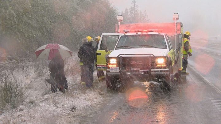 MichelleAlksne's tweet photo. #comoxvalley 1st #snowfall of #2017 in #November. Yuck https://t.co/JhfsHZL6Jr