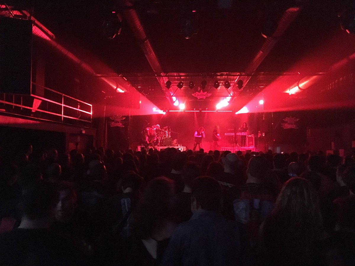 Disfrutando de <a href="/WarCryOficial/">WarCry Oficial</a> en la <a href="/salacustom/">Sala Custom</a> de #Sevilla