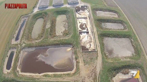 I lagoni di stoccaggio dei liquami degli allevamenti intensivi. 
#Piazzapulita 
<a href="/EssereAnimali/">Essere Animali</a>