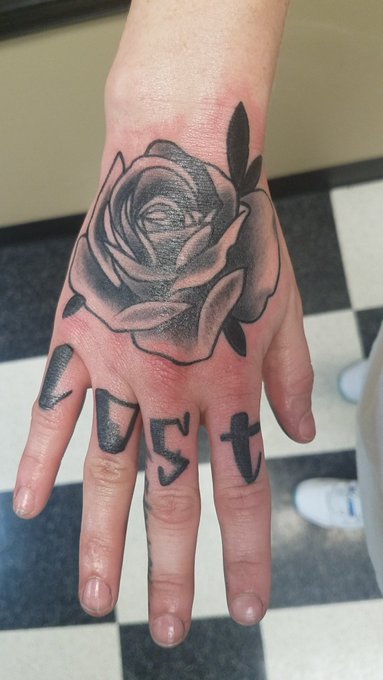 Fixed my letters n added a rose. Side by side of both hands coming soon😁😁 https://t.co/1lfay1EJ73