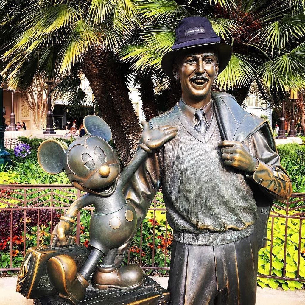 DirectTap's tweet image. Direct Tap does Disneyland! Thanks for being a sport Walt!🏰🎡🎠 #dtdoesdl #youdrinkitwebringit