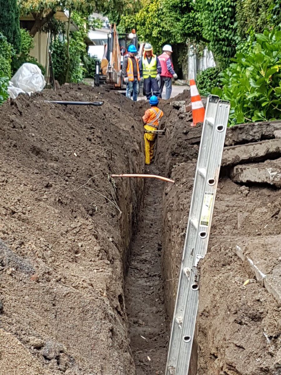 nicojimenez95's tweet photo. Empezando a construir la linea #1 del metro afuera de mi casa 🚇 🚊 https://t.co/rUhvFnQHn4