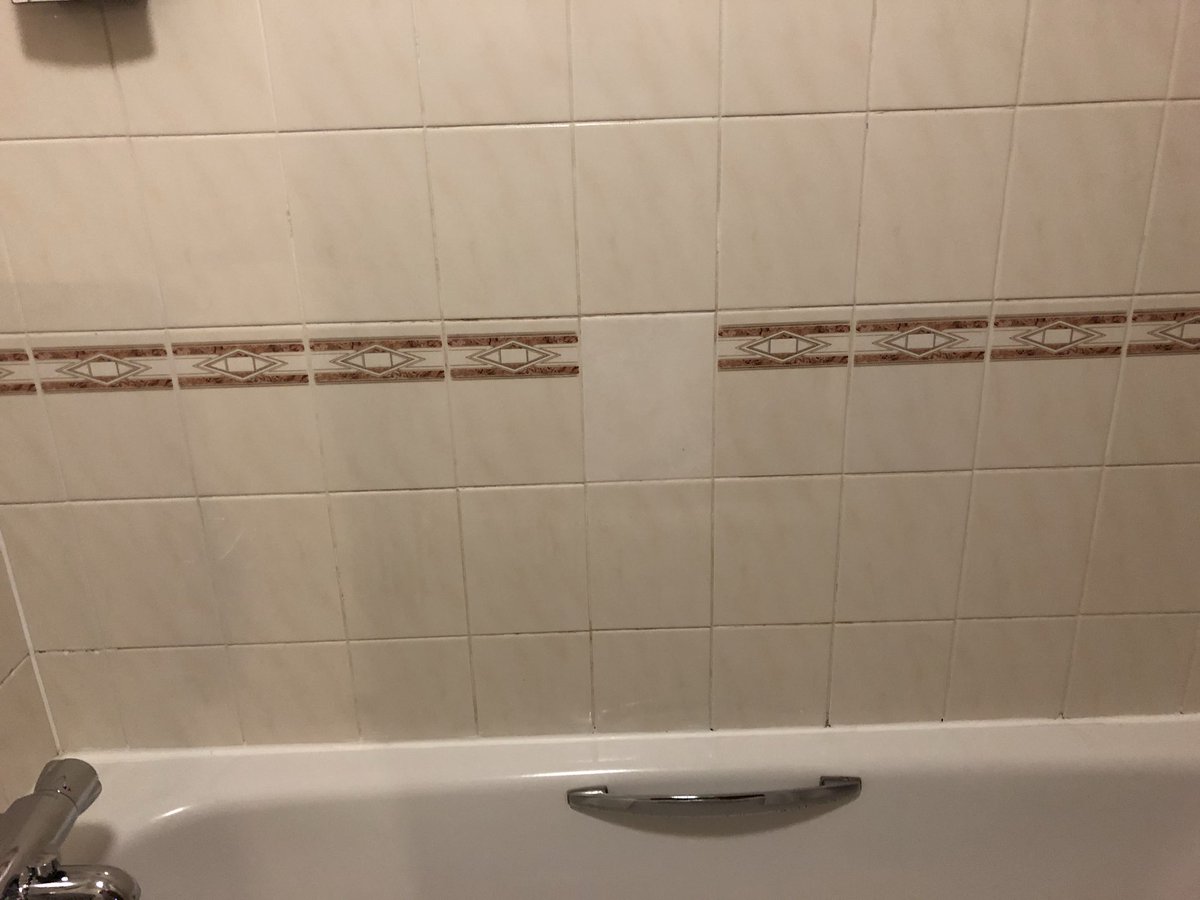 chickinjeans's tweet photo. Well this has just pissed on my chips and totally ruined my good night sleep. #OCD @premierinn #brokenhead 😭 #Aintree #notgoingtosleep https://t.co/UjgRH9AkvV