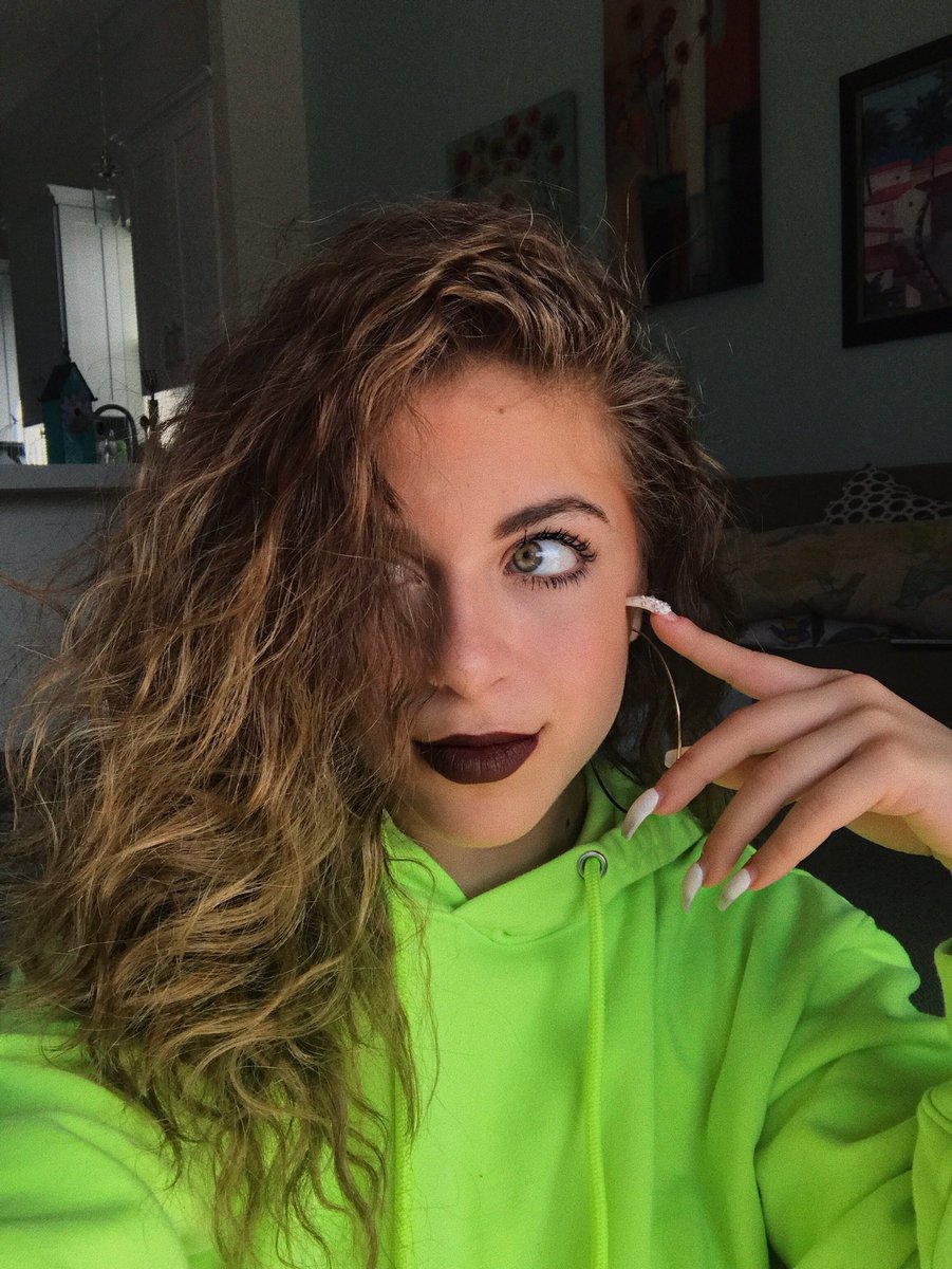 BabyAriel's tweet photo. staring @ bae like https://t.co/aXJzEsca0s