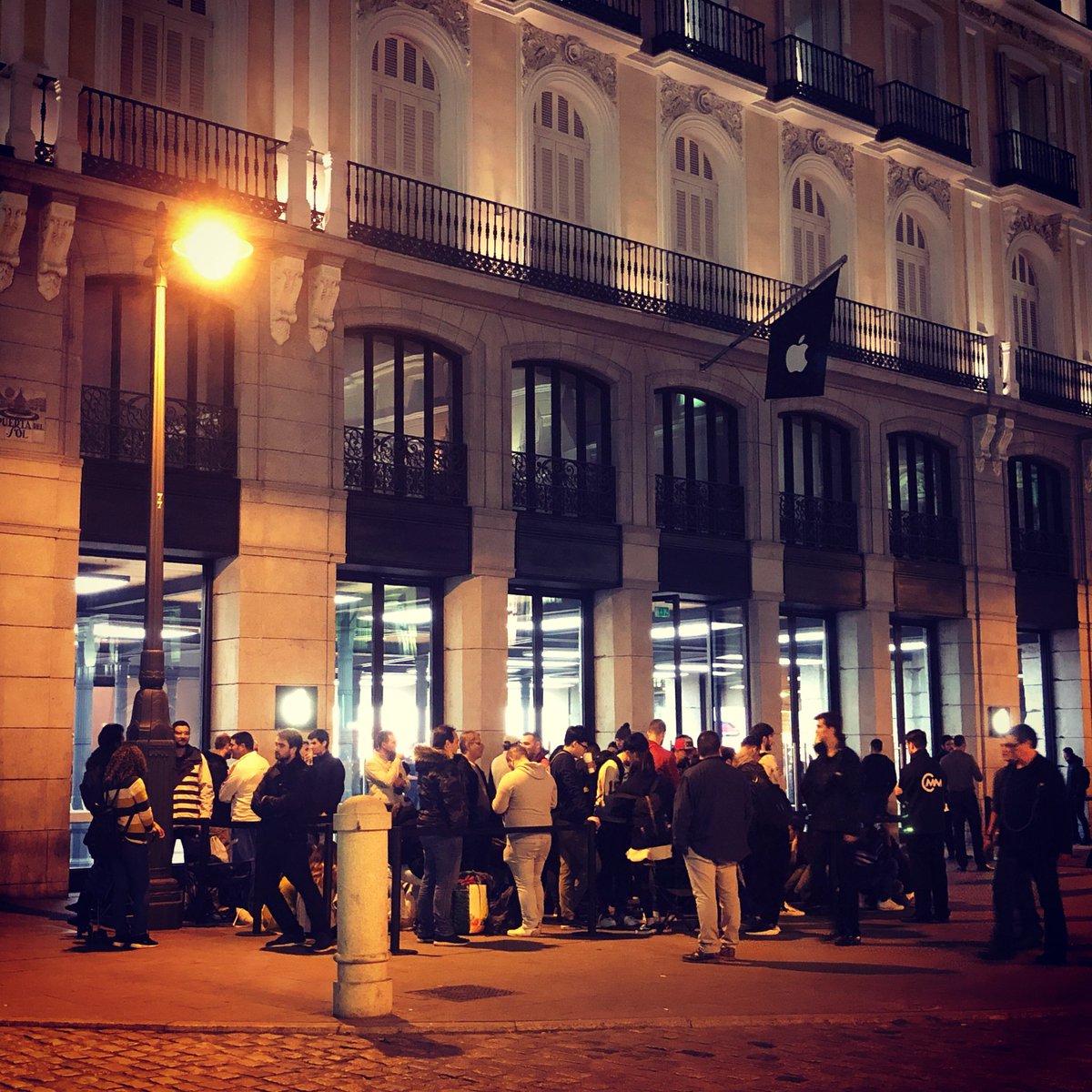 Teknofilo's tweet photo. La llegada del iPhone X provoca la formación de colas a las puertas de las tiendas Apple de todo el mundo https://t.co/6UtpPlcxDB https://t.co/San5LM5xhs