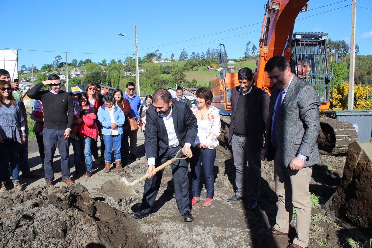 VoceriaLosLagos's tweet photo. Seremi de Gobierno realizó intensa agenda en #Chiloé donde compartió con la prensa y vecinos de #Achao en 1era piedra conjunto habitacional https://t.co/QVtceMg6Zy