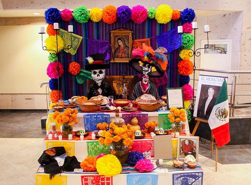 Recordamos a quienes ya no están con nosotros este #DíaDeMuertos con el altar por el Comité de Damas.

En honor a Don José Fimbres Moreno †