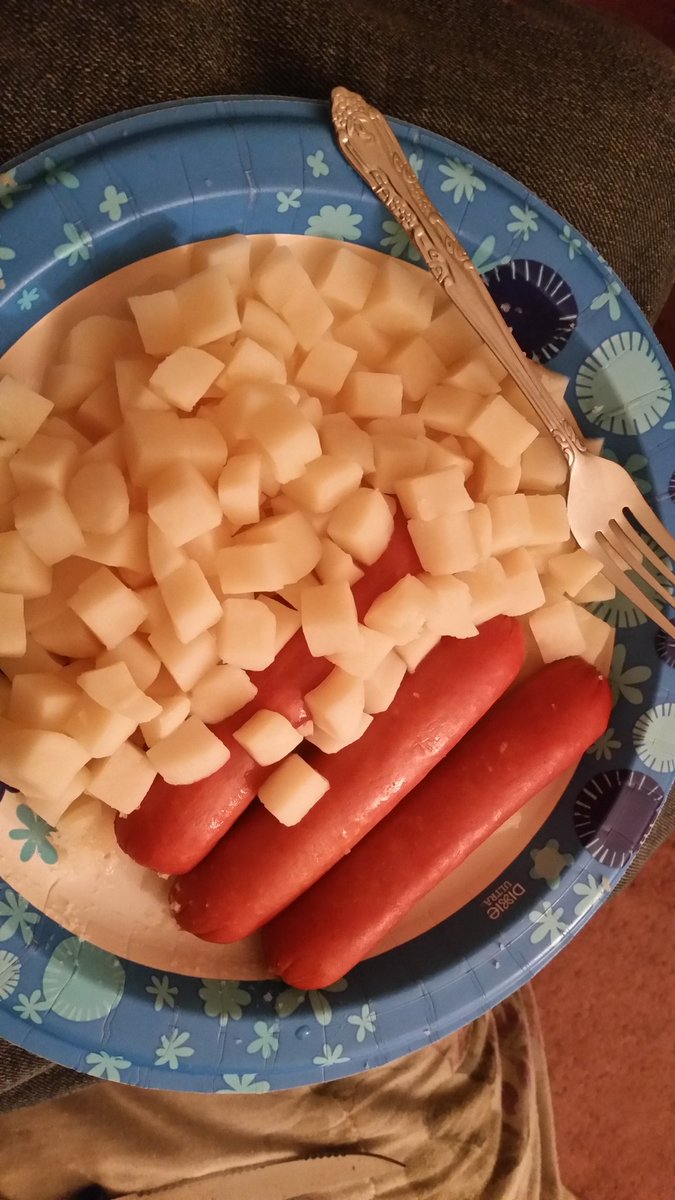 ekgamova11's tweet photo. Dinner smoked sausage and potatoes 😊 https://t.co/Nipk2mAyOg