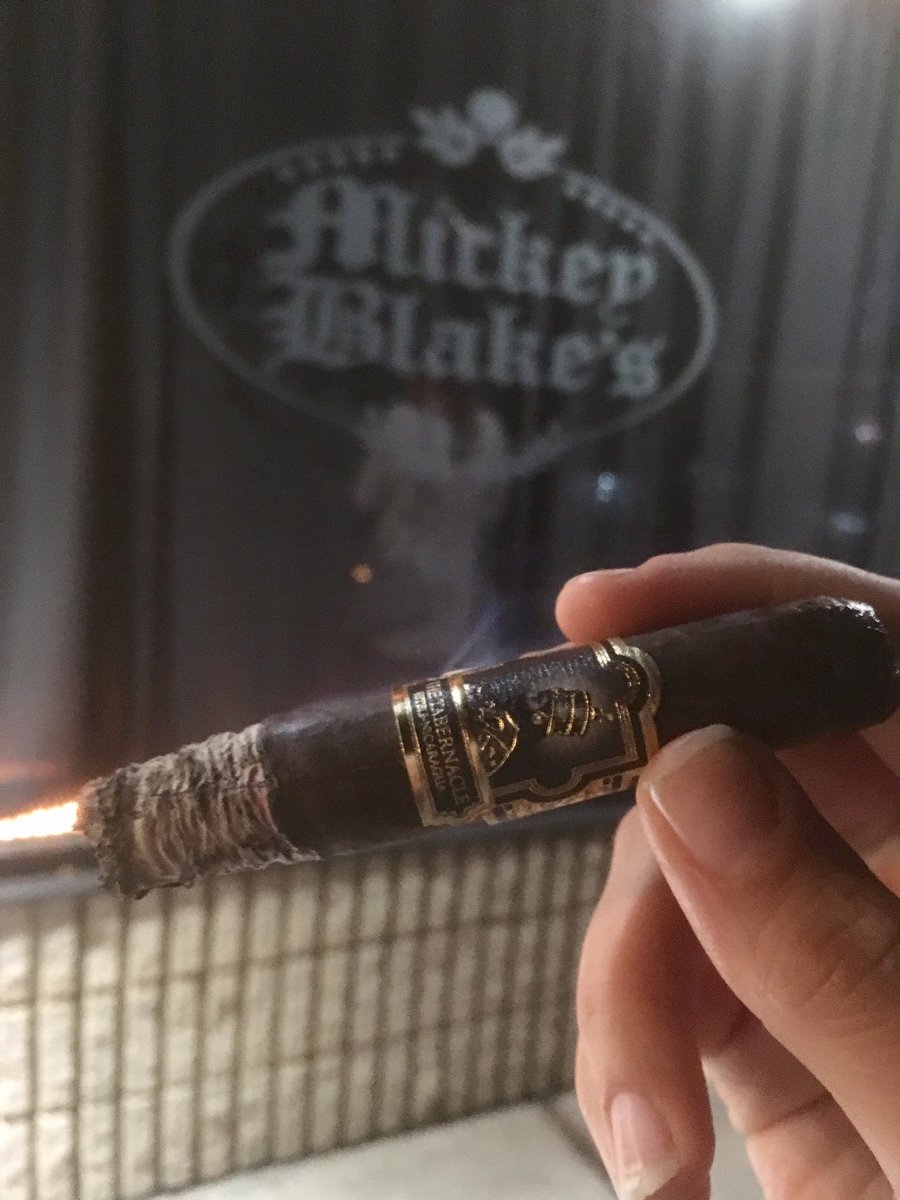 kladyleaf's tweet photo. Great event @NickRAgua !! #numberonefan @FoundationCigar #tabernacle #cigarevent #highclerecastle #smokewisely https://t.co/Ai0VZCBN6R